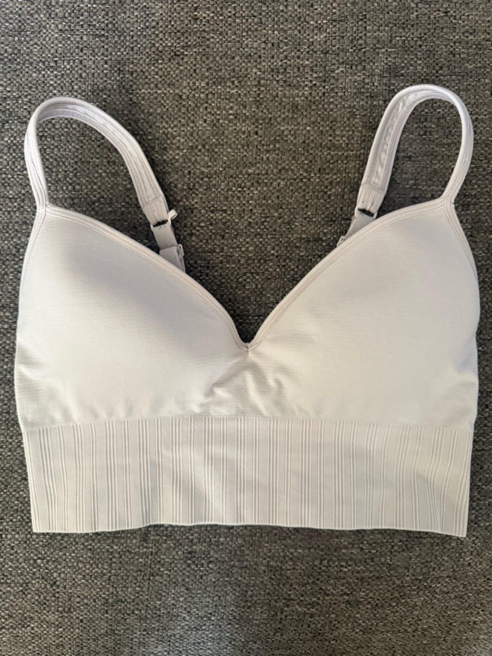 Preowned Athleta Women Wireless Padded Plunge Sports Bra Light Gray, size Small